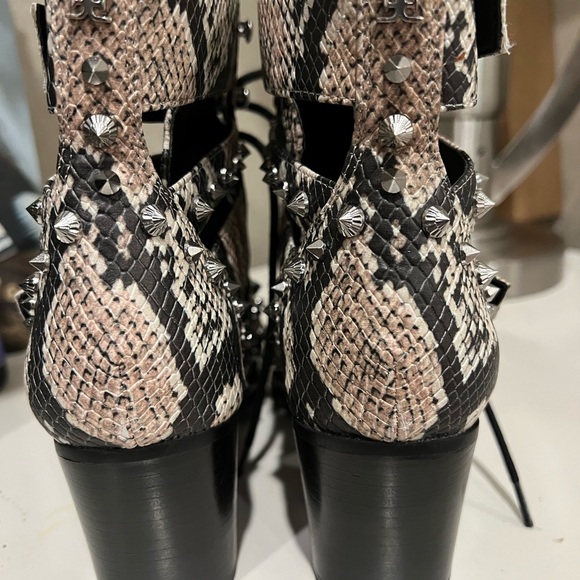 Beautiful ankle boots. Zebra color and leather - Picture 5 of 9